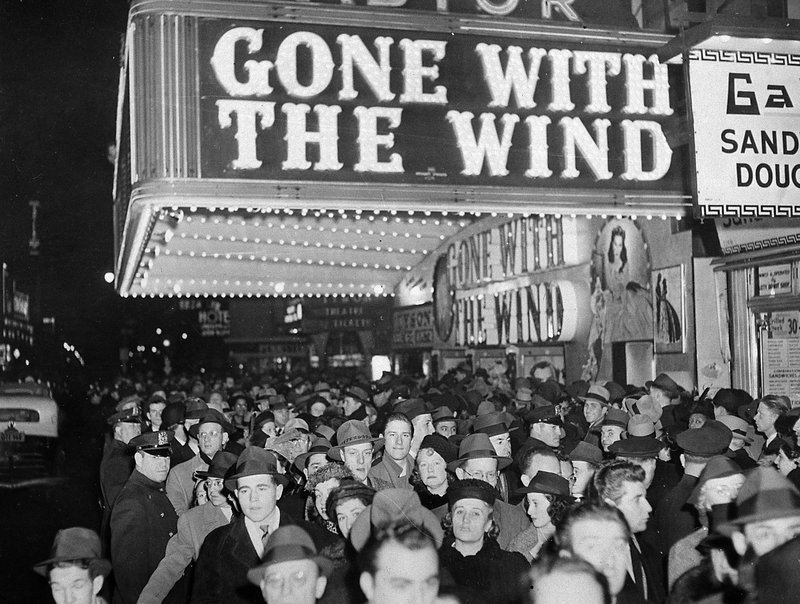Multidão em frente ao Astor Theatre na Broadway durante a estreia de E o Vento Levou em 19 de dezembro de 1939. (Foto: Reprodução/ AP News)